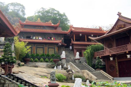 Partir au Vietnam pour la Pagode du Hang